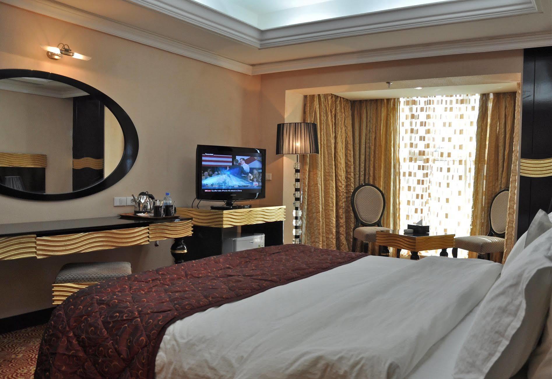 Basra International Hotel ภายนอก รูปภาพ